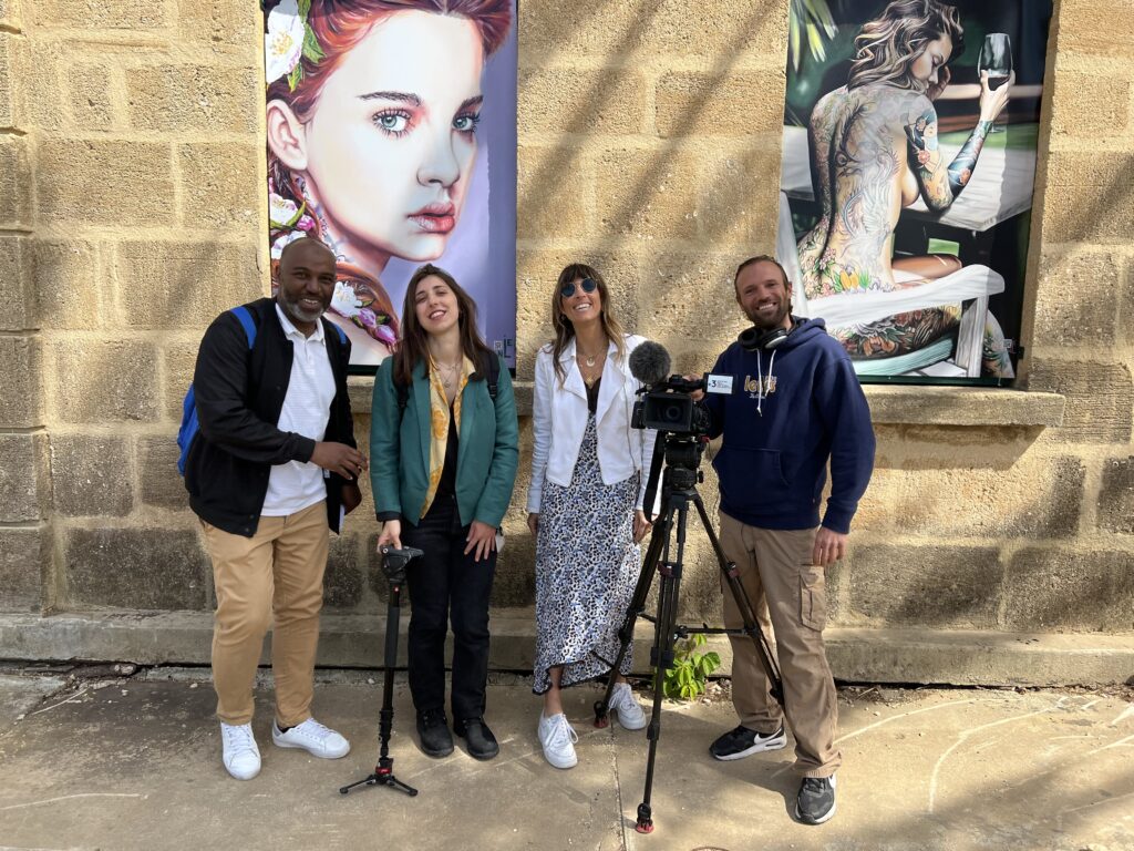 Léni Whitford et l'équipe de tournage de France 3 devant la Maison Pouillon à l'occasion d'un reportage pour le Journal télévisé